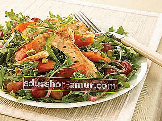 Aký je recept na kurací, pistáciový a mrkvový šalát menej ako 400 kalórií?