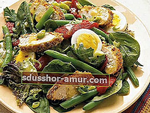 Який рецепт прованського салату з курки та овочів із вмістом калорій менше 400?