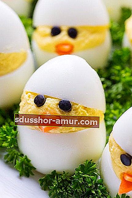 majhni piščanci iz trdo kuhanih jajc mimoze so pripravljeni za uživanje