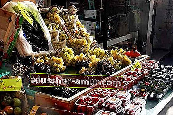 sadje in zelenjava na trgu
