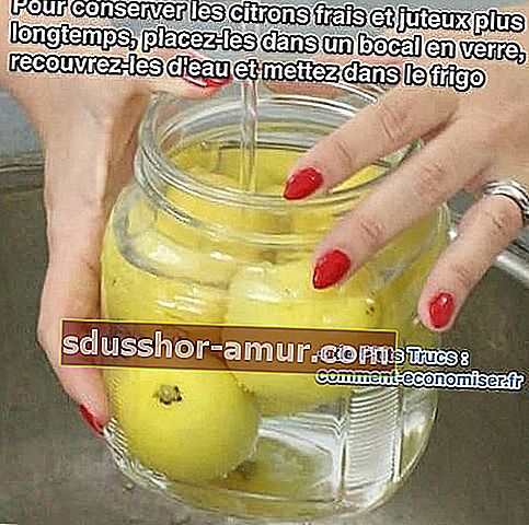Положите лимоны в банку с водой, чтобы они дольше сохранялись.