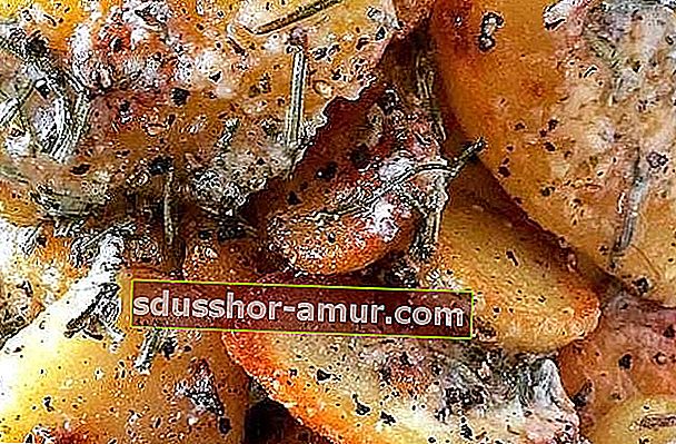 лесна и икономична рецепта за картофи с чесън и ромрин