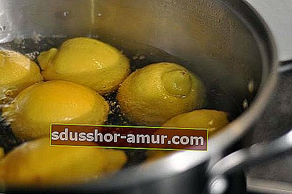  погрузите лимон в горячую воду, чтобы он размягчился и легче сжимал