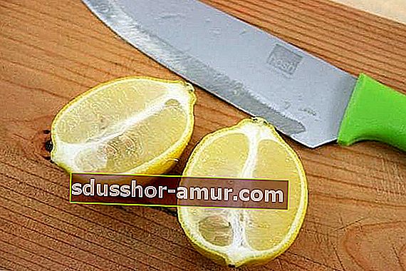 разрежьте лимон вдоль, чтобы получить больше сока