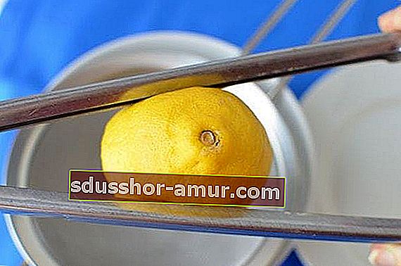 Используйте щипцы, чтобы выжать сок из лимона.