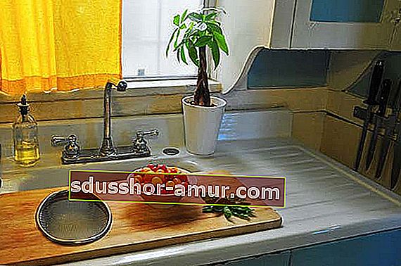 lesena deska za rezanje, ki sedi na umivalniku