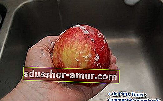 Jabolko podrgnite s sodo bikarbono, da odstranite pesticide