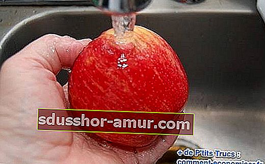 Изплакнете ябълката под течаща вода, за да премахнете пестицидите