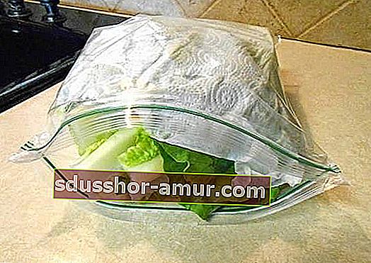 U salatu stavite papirnati ubrus da ostane dulje 