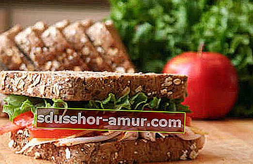 Пуешкият сандвич е не само добър, но съдържа и протеини.