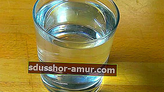Ось склянка, наповнена гарячою водою.  Ви можете використовувати його для пом’якшення масла.