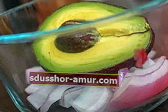 авокадо и лук, чтобы избежать почернения