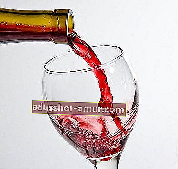 Kozarec rdečega vina