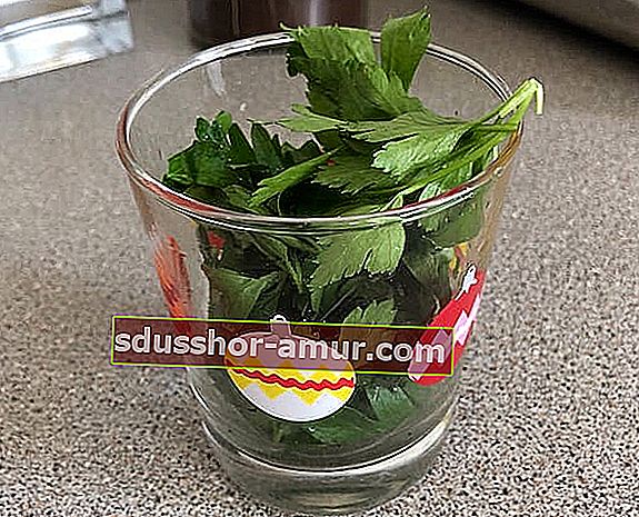 Положите ароматные травы в стакан