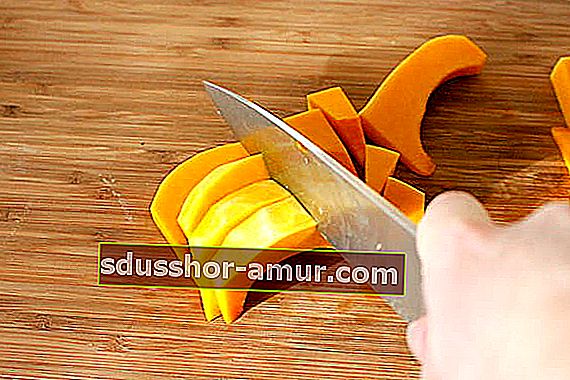 Используйте нож, чтобы сделать кубики тыквы