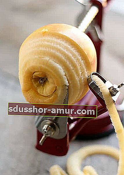 Naprava za enostavno lupljenje jabolk