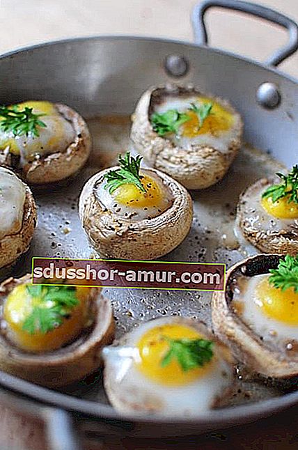 Gljive punjene prepeličjim jajima u tavi
