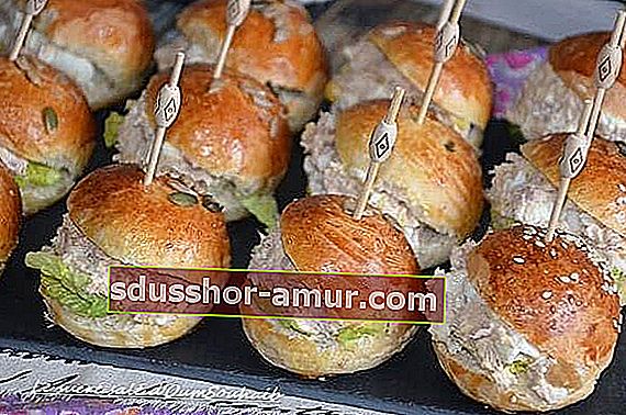 Блюдо с мини-бургерами из тунца с шипами