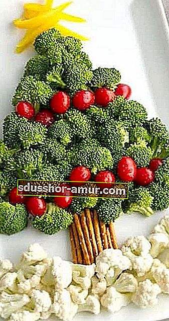 Božično drevo iz brokolija, cvetače in češnjevega paradižnika za božični aperitiv