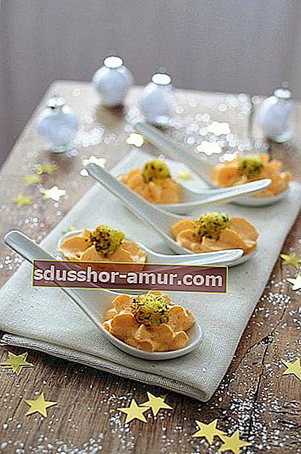 Mouss iz chorizo ​​in pokrovače, predstavljen v belih žlicah za aperitiv