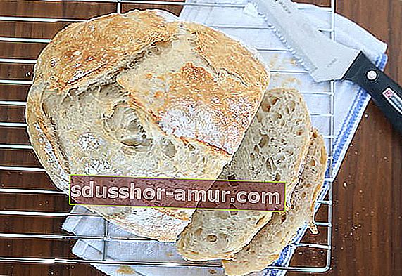 kroglico domačega kruha, položeno na žar