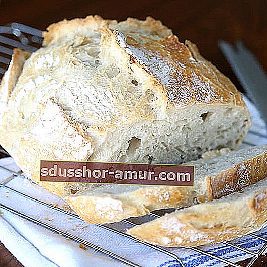 štruca domačega kruha, narezana