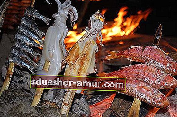 шишчета от калмари и червен кефал, приготвени на дървен огън