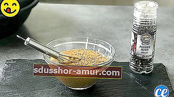 Домашен пипер сос в контейнер на маса с мелница за пипер