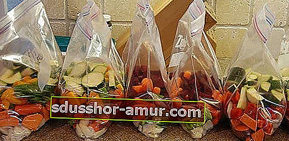 Пакеты с овощами, нарезанными кубиками, для хранения в морозильной камере