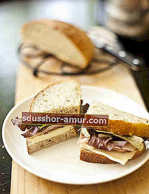 Домашен сандвич с хляб е съвършенство.