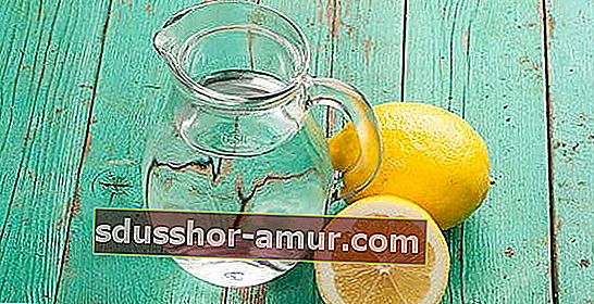 Изпийте чаша гореща лимонова вода, за да започнете деня си.