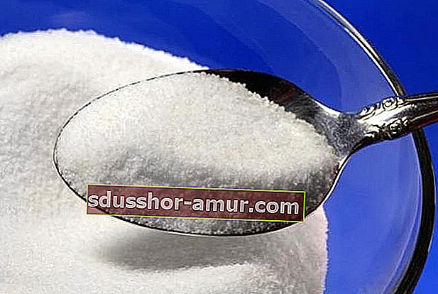 Захар за спиране на хълцането