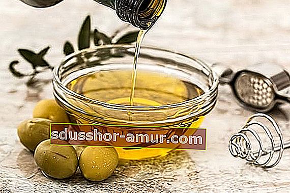 Оливковое масло в стеклянной посуде для удаления варикозного расширения вен.