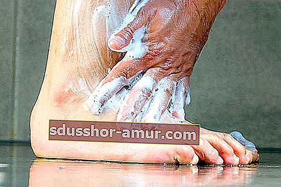 Използвайте антибактериален сапун за измиване на краката. 