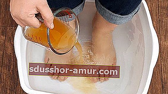 Вземането на вани за крака е ефективно бабино средство за премахване на лошите миризми.