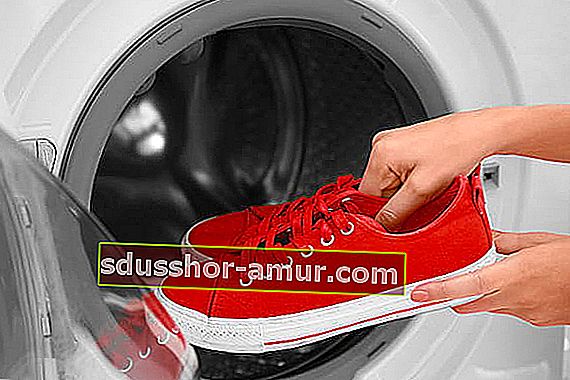 Ne pozabite si redno umivati ​​čevljev v boju proti slabemu vonju stopal.