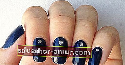 minimalistyczny manicure z niebieską kropką