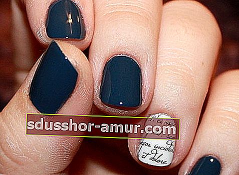 oryginalny niebiesko-biały manicure z napisem