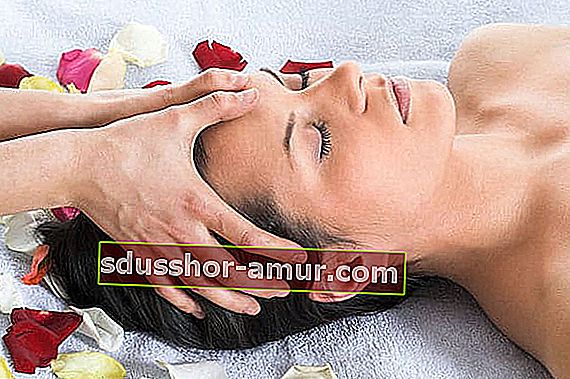Ефективні та натуральні поради проти зморшок: масаж за допомогою масел проти зморшок