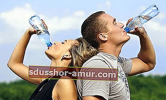 Skuteczne i naturalne porady przeciw zmarszczkom: pij wodę przeciwko zmarszczkom