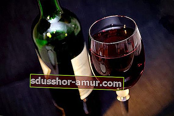 alkoholu, kot je rdeče vino, se je treba izogibati, ko je zelo vroče