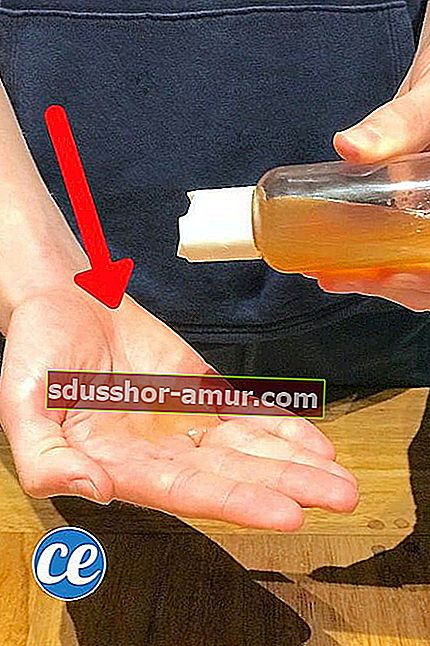 Oseba si na roke nanese dezinfekcijski gel DIY