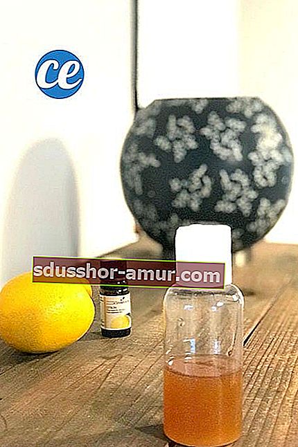 Steklenička domačega hidroalkoholnega gela z limono in eteričnimi olji