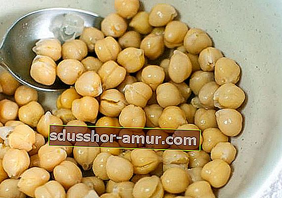 салата от нахут или хумус е добър източник на растителен протеин