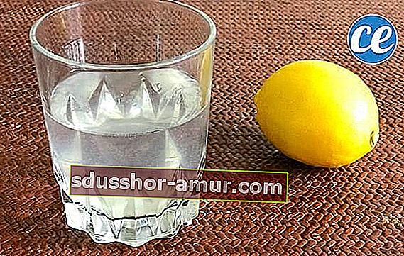 Средство с лимонной водой, чтобы прочистить нос