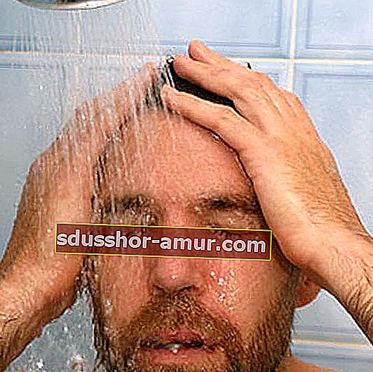 Горещият душ е средство за отпушване на носа