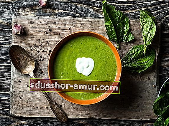 Zelena zelenjavna juha za pomoč pri hujšanju