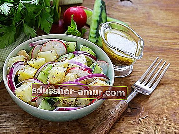 Salata od krumpira s rotkvicama i crvenim lukom