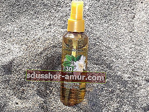 бутилка слънчево масло Yves Rocher в пясъка