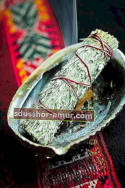 Пръчка бял градински чай в пепелник на традиционен шарен килим.